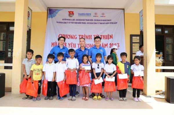 Mang mùa hè yêu thương đến với học trò nghèo vùng cao