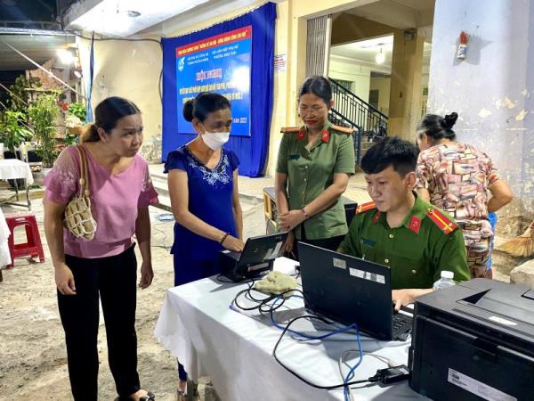 Hội Phụ nữ CATP Đà Nẵng tuyên truyền, hướng dẫn đăng ký định danh điện tử mức 2 trên ứng dụng VN EID