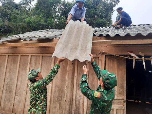 Bộ đội biên phòng giúp dân lợp lại mái nhà thiệt hại do giông lốc