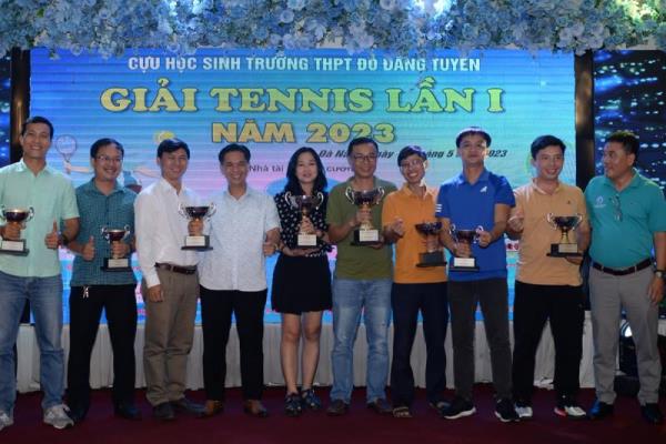 Giải tennis cựu học sinh Trường THPT Đỗ Đăng Tuyển lần thứ I năm 2023 quyên góp 40 triệu đồng trao học bổng cho sinh viên nghèo hiếu học