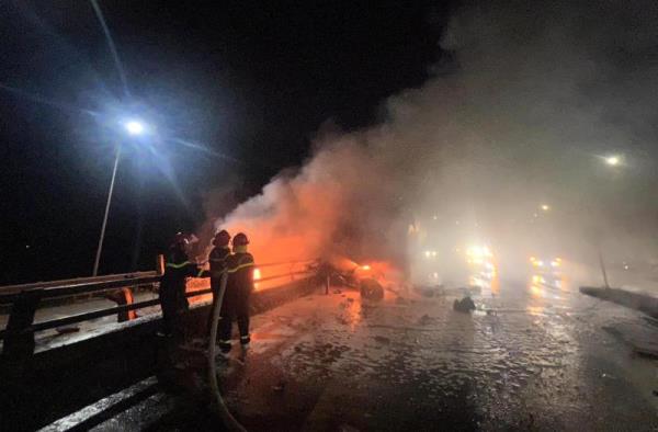 Kịp thời dập tắt vụ cháy xe container
