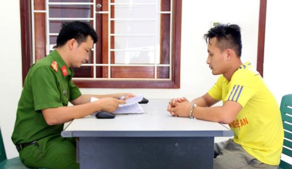 Tài xế chở hàng quá tải còn đâm vào xe Cảnh sát giao thông để bỏ chạy