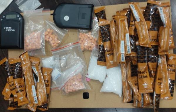 Ngụy trang ma túy dưới dạng gói cà phê để buôn bán