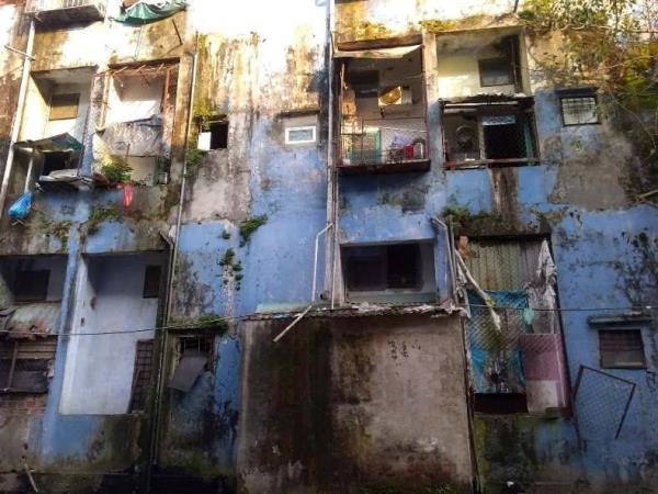 Chung cư áo rách…