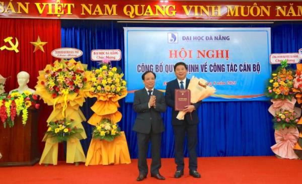 Trao quyết định công nhận Chủ tịch Hội đồng trường và phụ trách Trường Đại học Kinh tế Đà Nẵng