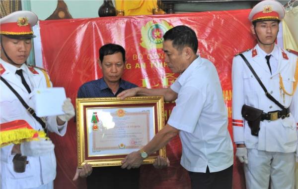 Truy tặng Huân chương Bảo vệ Tổ quốc cho 4 liệt sĩ Công an xã hy sinh tại Đắk Lắk