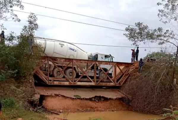 Xe trộn bê tông làm sập cầu ở Nghệ An