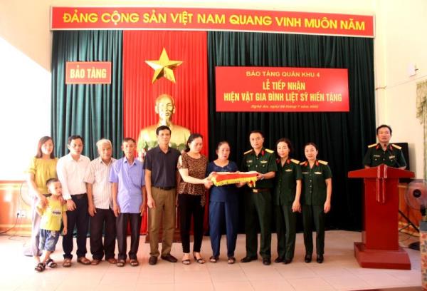 Tiếp nhận hiện vật của Liệt sỹ Nguyễn Văn Kiền trao tặng cho Bảo tàng Quân khu 4
