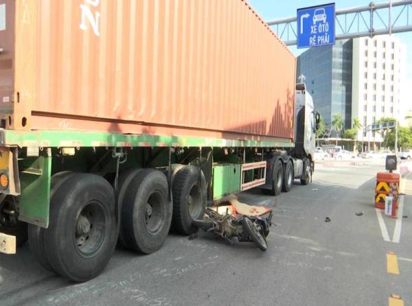 Hai vợ chồng bị xe đầu kéo cán tử vong