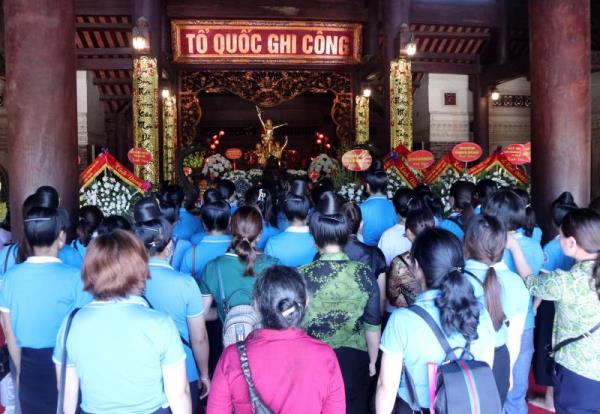 Dòng người khắp nơi đổ về địa chỉ đỏ Truông Bồn tri ân dịp 27- 7