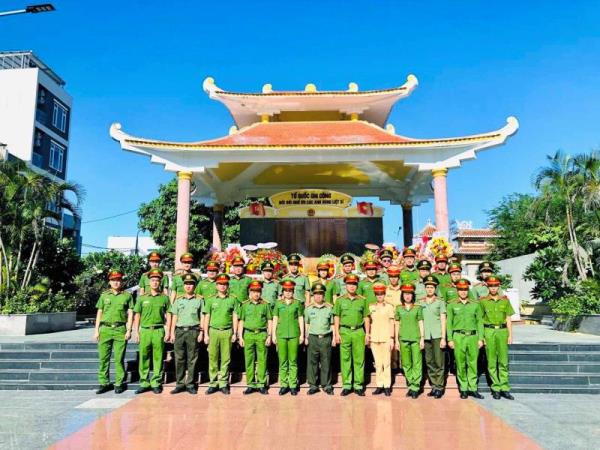 Công an quận Ngũ Hành Sơn dâng hoa, tưởng nhớ các anh hùng, liệt sỹ