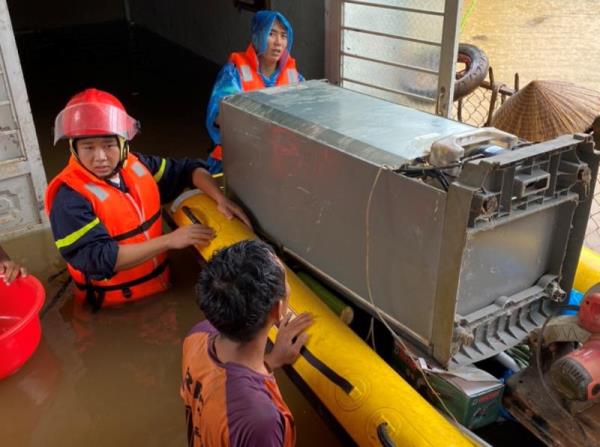 Công an Đắk Nông kịp thời hỗ trợ người dân bị ảnh hưởng do mưa lớn kéo dài