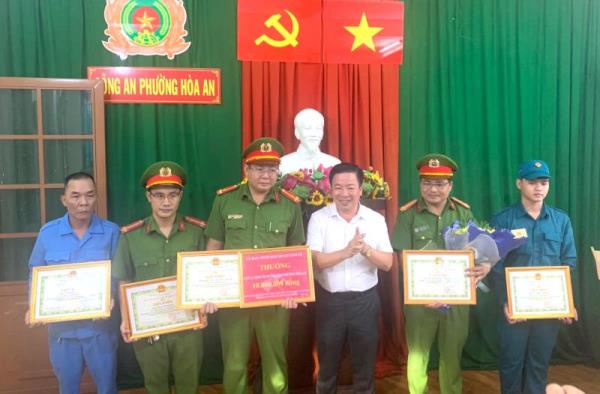 Khen thưởng lực lượng tuần tra 8394