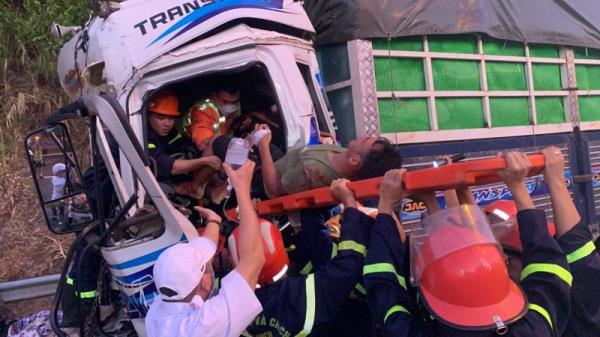 Nghẹt thở giải cứu tài xế mắc kẹt trong cabin xe biến dạng sau tai nạn giao thông