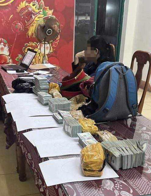 Công an tỉnh Quảng Trị phát hiện, bắt giữ ba lô chật đầy đô-la Mỹ trên xe khách