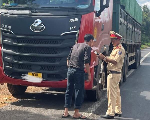 Ghi nhận ngày đầu ra quân tổng kiểm soát ô tô vận tải hành khách và ô tô vận tải hàng hóa bằng container ở Đắk Nông