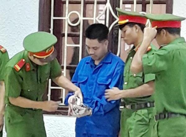 Lén chụp ảnh nóng người tình rồi tống tiền