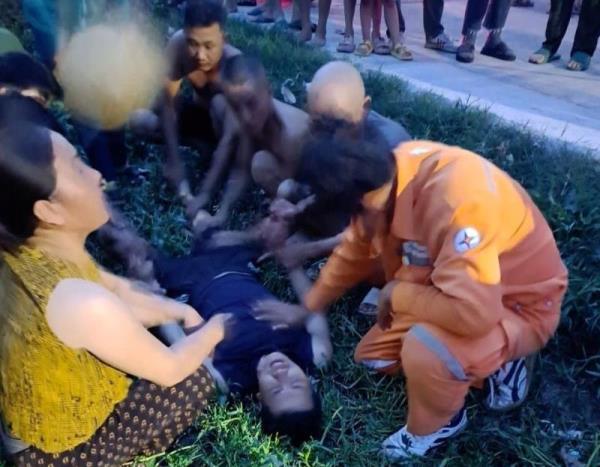 Thợ điện kịp thời cứu sống một người dân bị đuối nước trong dòng nước siết