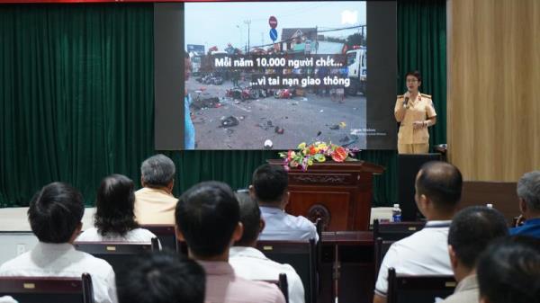 Doanh nghiệp vận tải quận Hải Châu ký cam kết chấp hành quy định về ATGT