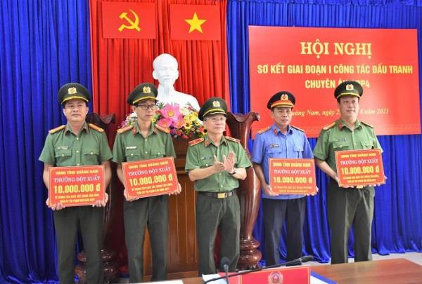 Khen thưởng chuyên án triệt xóa đường dây cho vay lãi nặng quy mô hơn 20.000 tỷ đồng