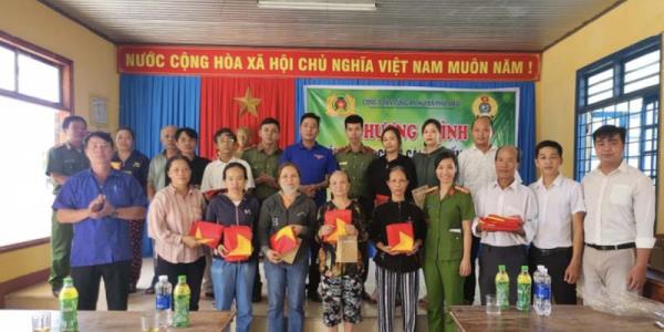 Công an huyện tặng cờ Tổ quốc cho giáo dân