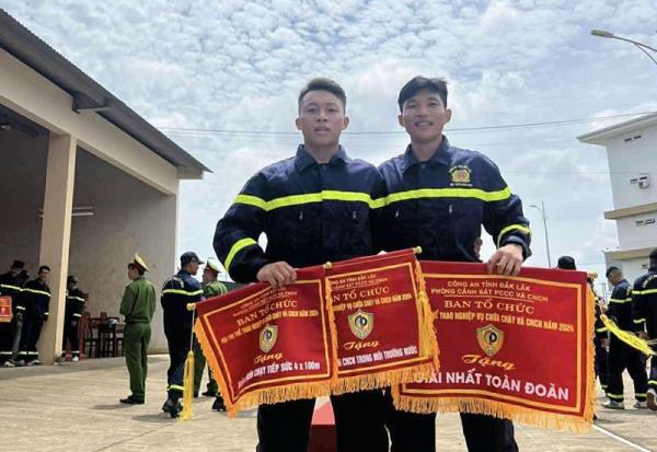 Bất ngờ danh tính thanh niên áo trắng lao vào hỗ trợ cứu hỏa ở Đắk Lắk