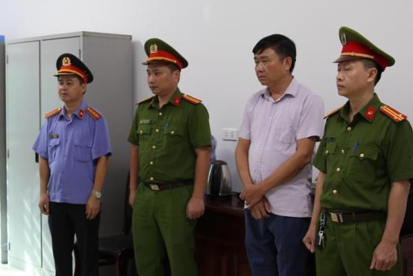 Khởi tố 3 cán bộ đưa hối lộ