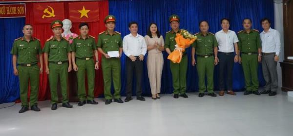 Khen thưởng đột xuất Công an quận Ngũ Hành Sơn về thành tích làm rõ vụ cướp tài sản