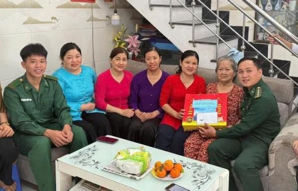 Thăm, tặng quà Tết cho Mẹ Việt Nam anh hùng và chăm lo Tết cho các hộ nghèo