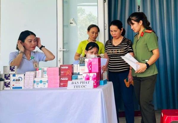 Khám bệnh, cấp thuốc miễn phí cho phụ nữ xã Phú Ninh