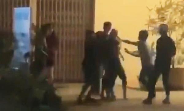 Nam thanh niên xách dao đi nói chuyện khiến 2 cha con thương vong