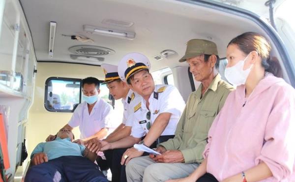 Đưa một ngư dân bị bệnh ngoài Trường Sa vào đất liền điều trị