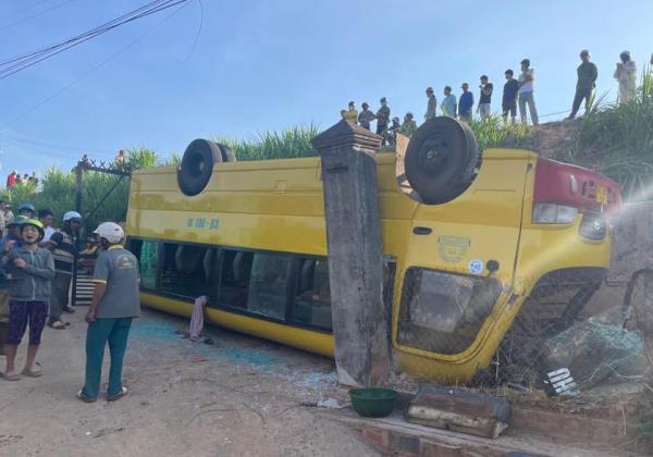 Lật xe chở học sinh