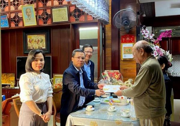 Trao quà các gia đình chính sách, người có công cách mạng