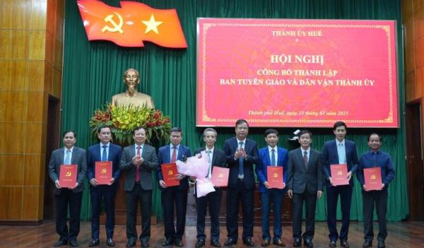 Huế công bố quyết định sắp xếp tổ chức bộ máy, công tác cán bộ