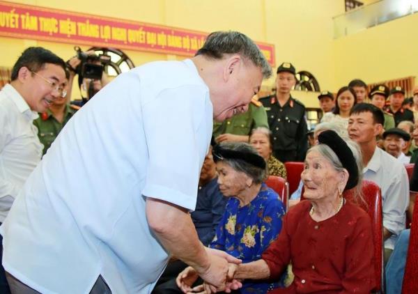 Đoàn đại biểu Đảng ủy Công an Trung ương, Bộ Công an dâng hương tưởng niệm Chủ tịch Hồ Chí Minh