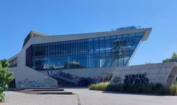 Công trình cận lộ, cận giang bỏ hoang, nhếch nhác