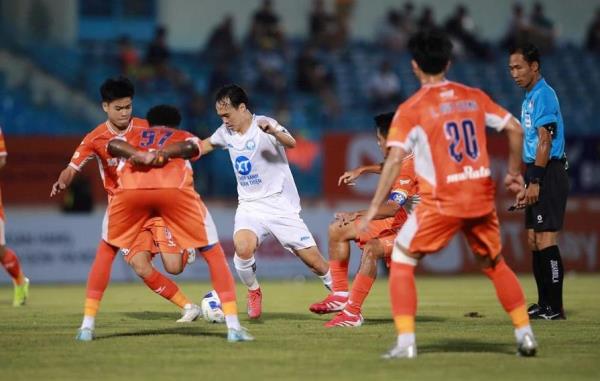 Hà Nội FC phả hơi nóng vào gáy Nam Định