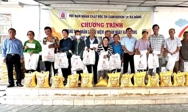 Trao tặng 150 suất quà cho nạn nhân chất độc da cam