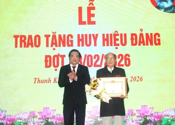 119 đảng viên phường Thanh Khê nhận Huy hiệu Đảng đợt 3-2