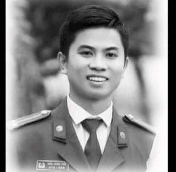 Bộ trưởng Bộ Công an thăng cấp bậc hàm Đại úy cho đồng chí Trần Trung Hiếu