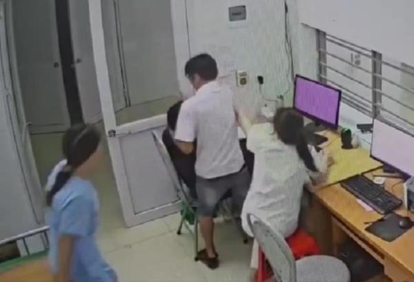 Xác minh vụ người nhà bệnh nhân cầm bút tấn công nữ bác sĩ
