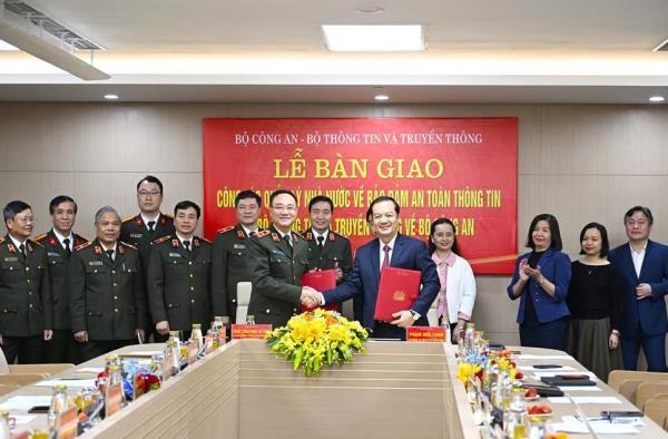 Bàn giao nhiệm vụ bảo đảm an toàn thông tin mạng từ Bộ Thông tin và Truyền thông về Bộ Công an