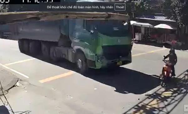 Bị tông tử vong khi băng qua đường