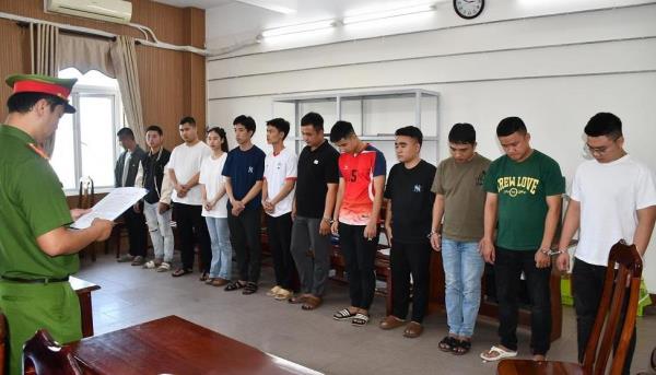 Bắt 13 đối tượng chiếm phây