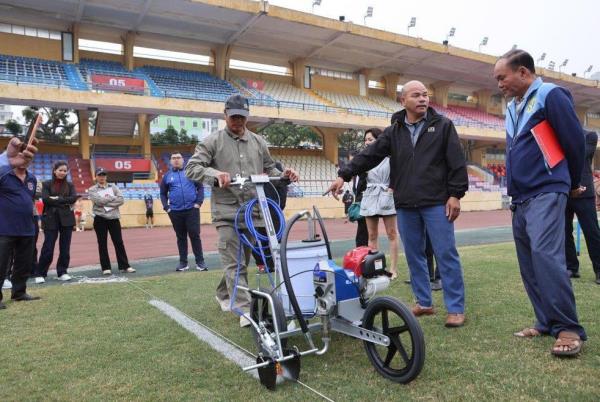 VPF trang bị máy phun sơn kẻ vạch cho các CLB