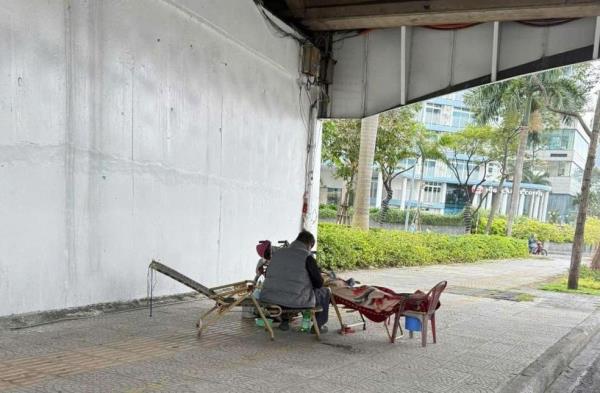 Cảnh chưa đẹp dưới cầu sông Hàn