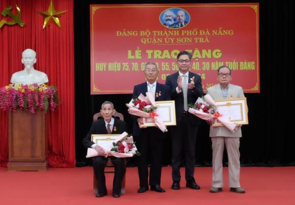 Công bố quyết định giải thể và thành lập các tổ chức Đảng trực thuộc Quận ủy Sơn Trà