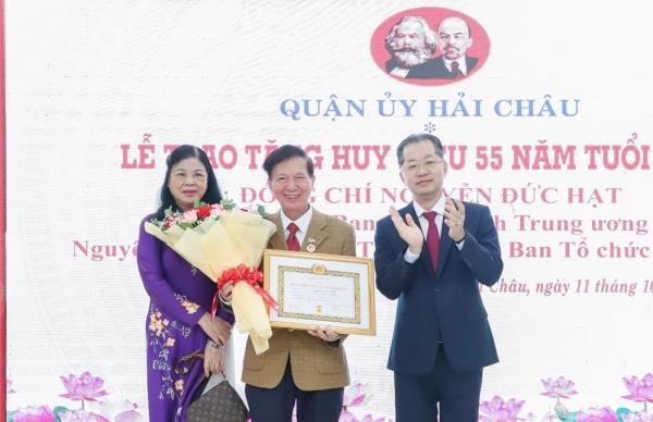 Đồng chí Nguyễn Đức Hạt được tặng Huy hiệu 55 năm tuổi Đảng