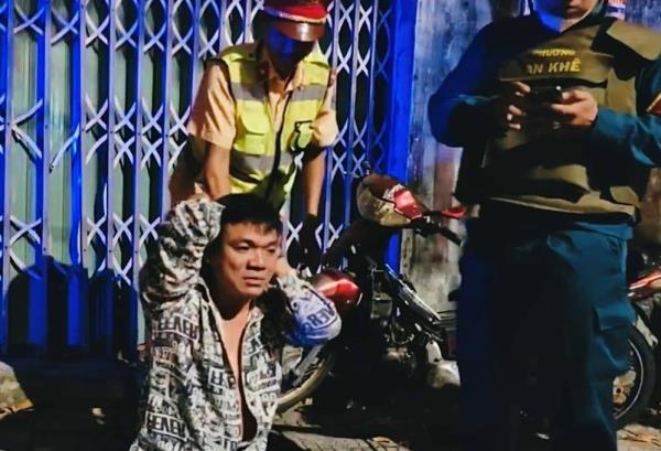 Kịp thời khống chế đối tượng dùng dao tấn công lực lượng CSGT